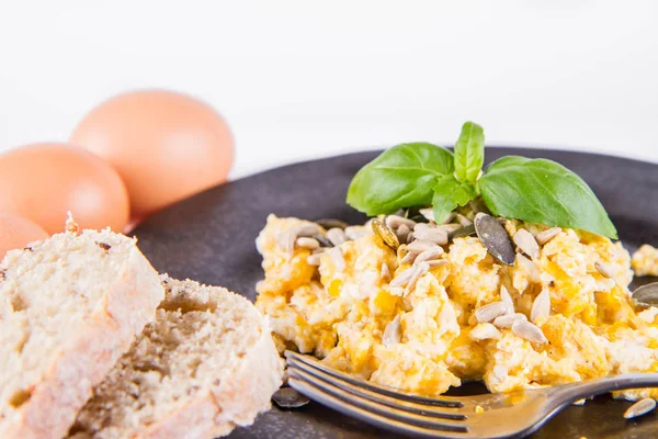 Roerei Met Zonnebloem Pompoen Zaden Sommige Verse Eieren Volkoren Brood — Stockfoto