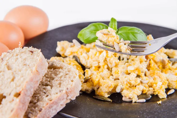 Roerei Met Zonnebloem Pompoen Zaden Sommige Verse Eieren Volkoren Brood — Stockfoto