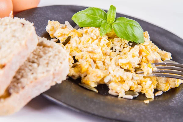 Roerei Met Zonnebloem Pompoen Zaden Sommige Verse Eieren Volkoren Brood — Stockfoto