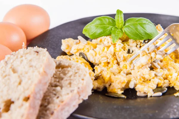 Huevos Revueltos Con Semillas Girasol Calabaza Algunos Huevos Frescos Pan — Foto de Stock