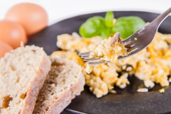 Roerei Met Zonnebloem Pompoen Zaden Sommige Verse Eieren Volkoren Brood — Stockfoto