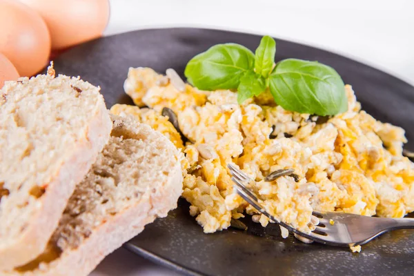 Rührei Mit Sonnenblumen Und Kürbiskernen Einige Frische Eier Und Vollkornbrot — Stockfoto