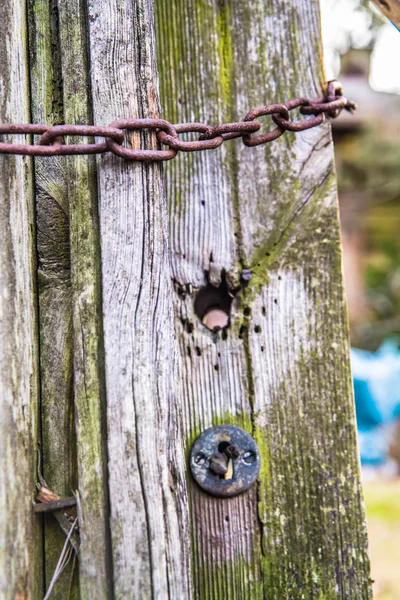 Chaîne Rouillée Sur Une Vieille Porte Bois — Photo