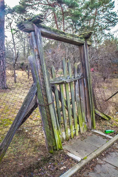 Une Vieille Porte Bois Avec Une Chaîne Rouillée Sur — Photo