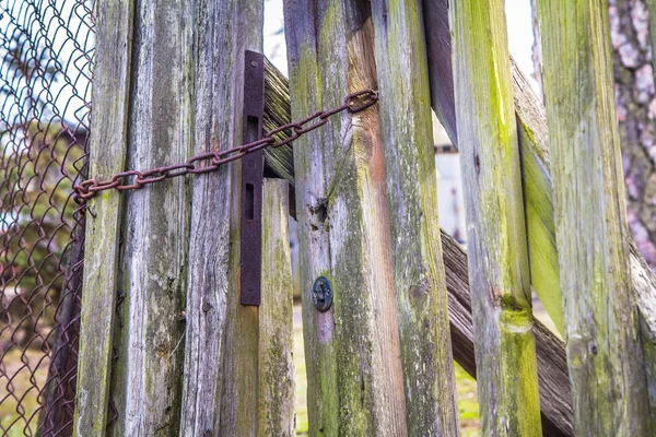 Ржавая Цепь Старых Деревянных Воротах — стоковое фото