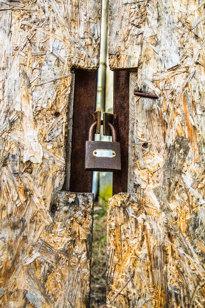 Bâtiment Abandonné Avec Portail Panneaux Fibres Fermé Avec Cadenas Premier — Photo