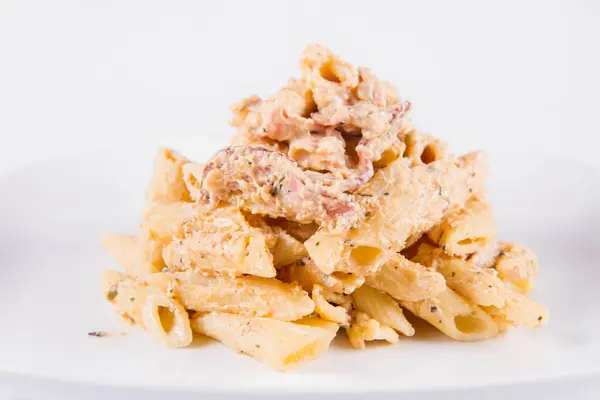 Nudeln Penne Mit Weißer Sahnesoße Mit Speck Auf Einem Teller — Stockfoto