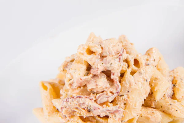 Nudeln Penne Mit Weißer Sahnesoße Mit Speck Auf Einem Teller — Stockfoto