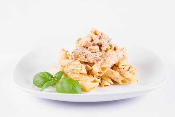 Pasta Penne Met Witte Roomsaus Met Spek Een Plaat Versierd — Stockfoto