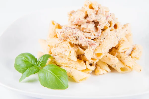 Pasta Penne Con Salsa Crema Blanca Con Tocino Plato Decorado — Foto de Stock