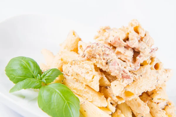 Nudeln Penne Mit Weißer Sahne Sauce Mit Speck Auf Einem — Stockfoto