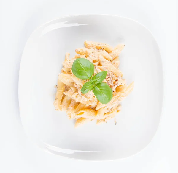 Nudeln Penne Mit Weißer Sahne Sauce Mit Speck Auf Einem — Stockfoto