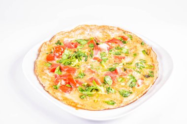 Omlet beyaz zemin üzerine taze Mısır salata ve domates ile