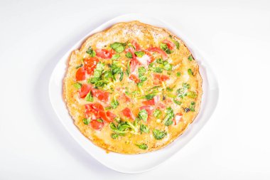 Omlet beyaz zemin üzerine taze Mısır salata ve domates ile