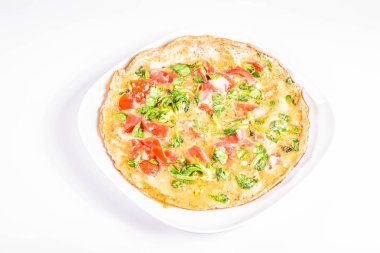 Omlet beyaz zemin üzerine taze Mısır salata ve domates ile