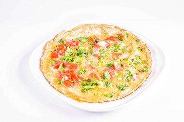 Omlet beyaz zemin üzerine taze Mısır salata ve domates ile