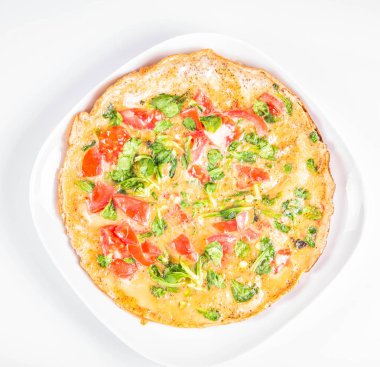 Omlet beyaz zemin üzerine taze Mısır salata ve domates ile