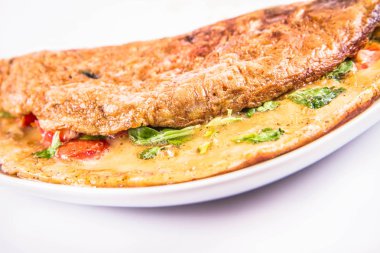 Omlet beyaz zemin üzerine taze Mısır salata ve domates ile