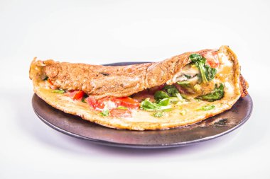 Omlet beyaz zemin üzerine taze Mısır salata ve domates ile