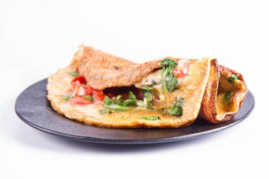 Omlet beyaz zemin üzerine taze Mısır salata ve domates ile