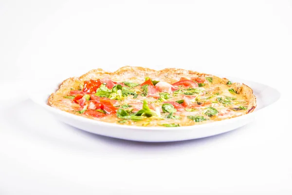 Omelette Aux Tomates Salade Maïs Frais Sur Fond Blanc — Photo
