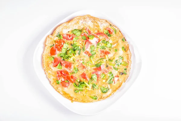 Omelette Aux Tomates Salade Maïs Frais Sur Fond Blanc — Photo