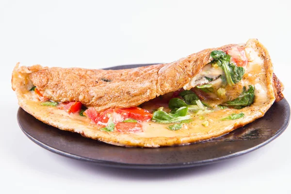 Omelete Com Tomates Salada Milho Fresco Fundo Branco — Fotografia de Stock