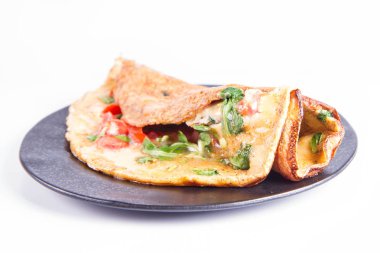 Omlet beyaz zemin üzerine taze Mısır salata ve domates ile