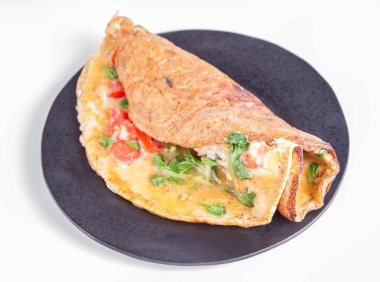 Omlet beyaz zemin üzerine taze Mısır salata ve domates ile