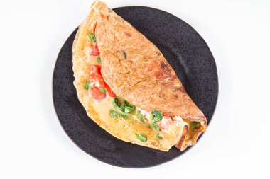 Omlet beyaz zemin üzerine taze Mısır salata ve domates ile