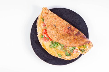 Omlet beyaz zemin üzerine taze Mısır salata ve domates ile