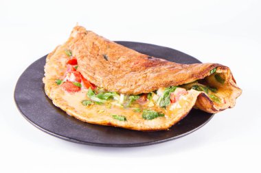 Omlet beyaz zemin üzerine taze Mısır salata ve domates ile