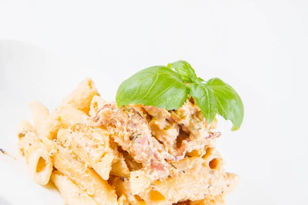 Nudeln Penne Mit Weißer Sahne Sauce Mit Speck Auf Einem — Stockfoto