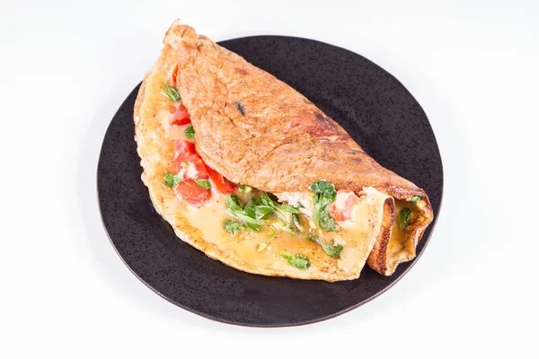 Omlet beyaz zemin üzerine taze Mısır salata ve domates ile