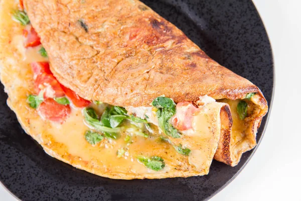 Omlet beyaz zemin üzerine taze Mısır salata ve domates ile