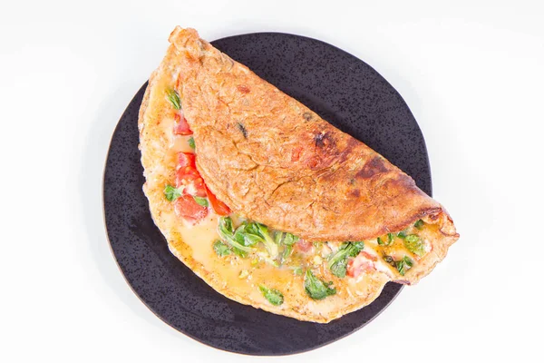 Omlet beyaz zemin üzerine taze Mısır salata ve domates ile