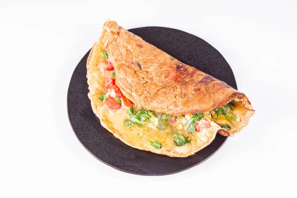 Omlet beyaz zemin üzerine taze Mısır salata ve domates ile