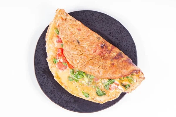 Omlet beyaz zemin üzerine taze Mısır salata ve domates ile