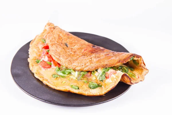 Omlet beyaz zemin üzerine taze Mısır salata ve domates ile