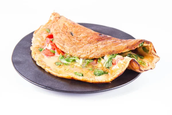 Omlet beyaz zemin üzerine taze Mısır salata ve domates ile