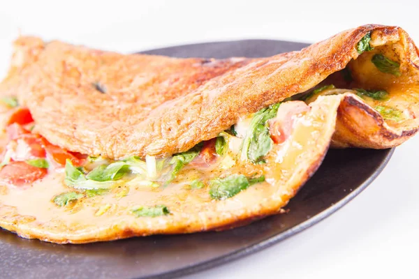 Omlet beyaz zemin üzerine taze Mısır salata ve domates ile