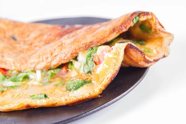 Omlet beyaz zemin üzerine taze Mısır salata ve domates ile