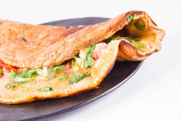 Omlet beyaz zemin üzerine taze Mısır salata ve domates ile