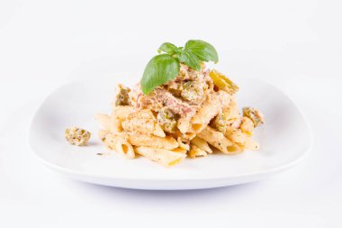 Pastırma soslu makarna ve taze fesleğenle süslenmiş jalapeo biberi.