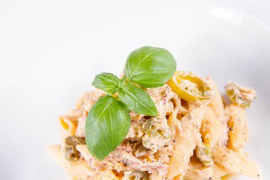 Pastırma soslu makarna ve taze fesleğenle süslenmiş jalapeo biberi.