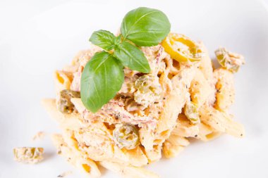 Pastırma soslu makarna ve taze fesleğenle süslenmiş jalapeo biberi.