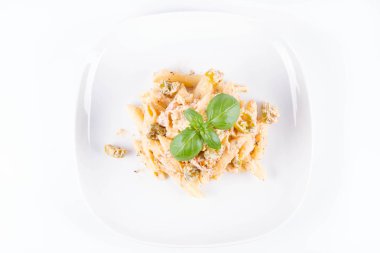 Pastırma soslu makarna ve taze fesleğenle süslenmiş jalapeo biberi.