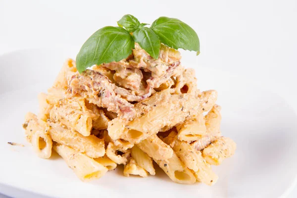 Pasta Penne Con Salsa Crema Blanca Con Tocino Chiles Jalapeo — Foto de Stock