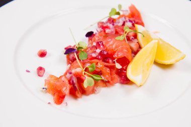 Nar ve soğan meze ile Somon