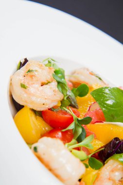 Karides, sebze ve meyve salatası (domates, kuşkonmaz, turp, greyfurt, fesleğen)